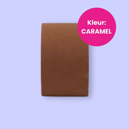 Caramel colored tape on a light blue background with a pink circle labeled 'Kleur: Caramel'.