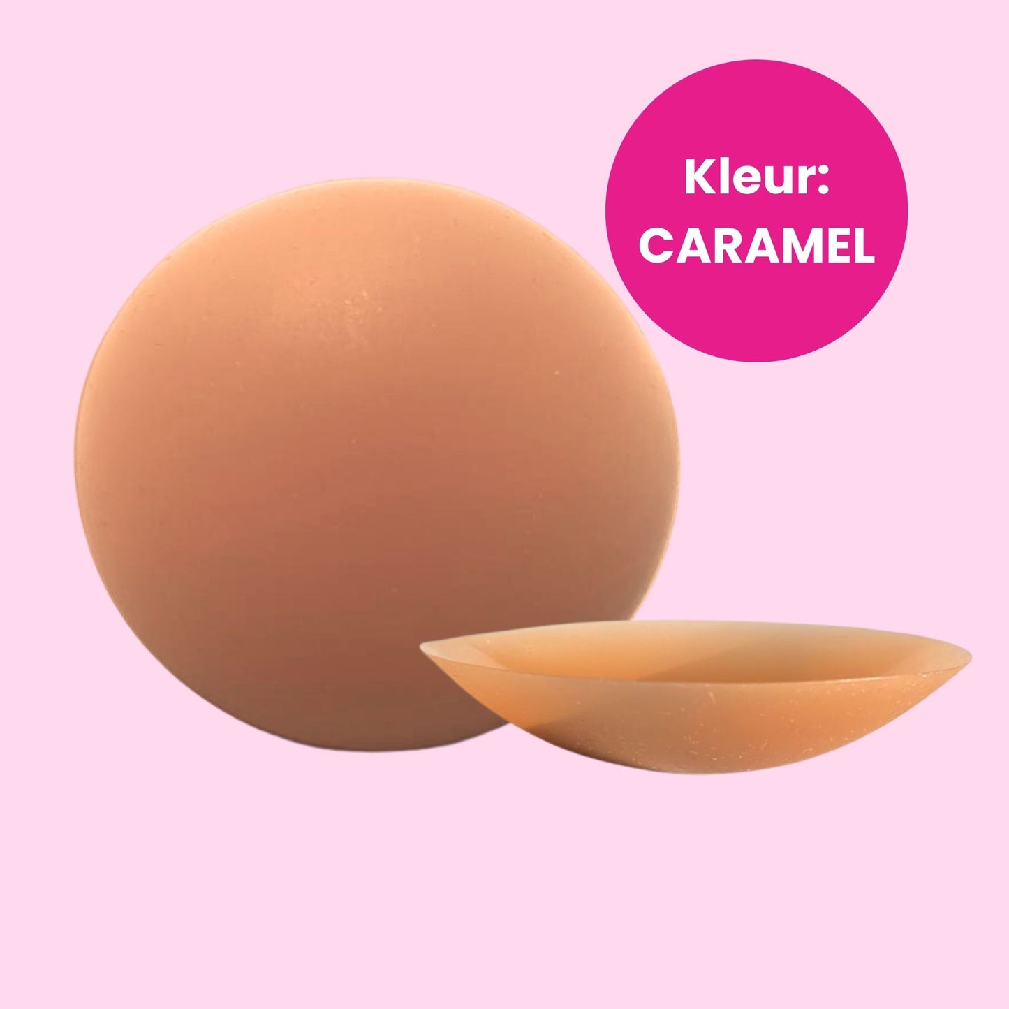 Caramel-colored nipple covers on a pink background with 'Kleur: Caramel' text.