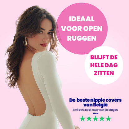 Woman wearing a white backless dress with a backless design on a pink background with text saying: IDEAAL VOOR OPEN RUGGEN &  BLIJFT DE HELE DAG ZITTEN & De beste nipple covers van België - Ik wil echt nooit meer een BH dragen - Mona 5 stars